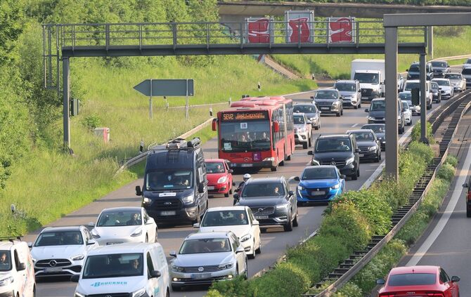 Ersatzbus im Stau auf der B14 beim Kappelbergtunnel: Das Foto entstand bei der Sperrung 2023. Zu solchen Szenen wird es 2029 ern