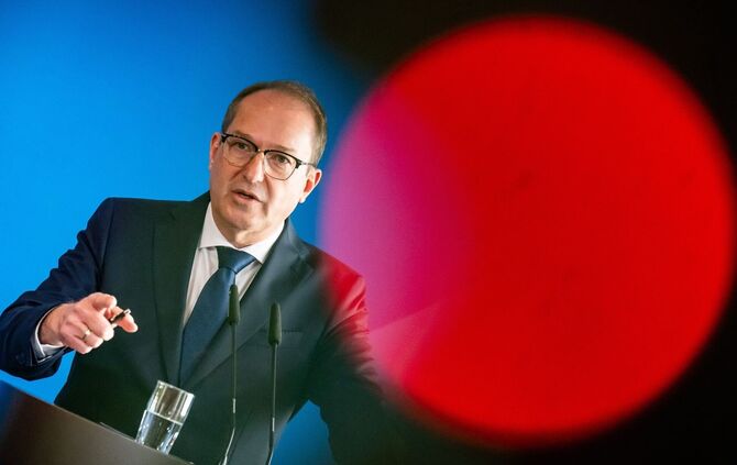 Innenminister Dobrindt hatte den Verein wenige Tage nach Amtsantritt verboten. (Archivbild)