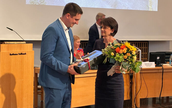 Oberbürgermeisterin Gabriele Zull überreicht dem frisch gewählten künftigen Ersten Bürgermeister Tim Deininger Blumen.