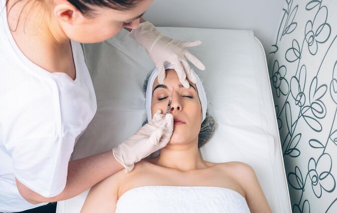 Weg mit der Zornesfalte: Eine Botox-Injektion zwischen die Augenbrauen hilft.