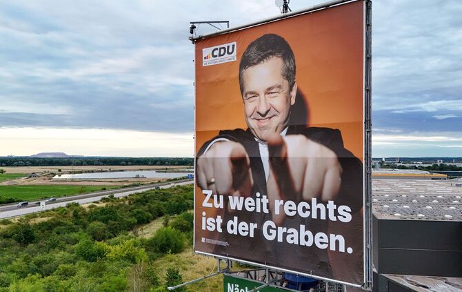 Ein 40 Meter hoher Werbeturm mit einem der größten Wahlplakate in Sachsen-Anhalt steht an der Bundesautobahn 2 (Aufnahme mit ein