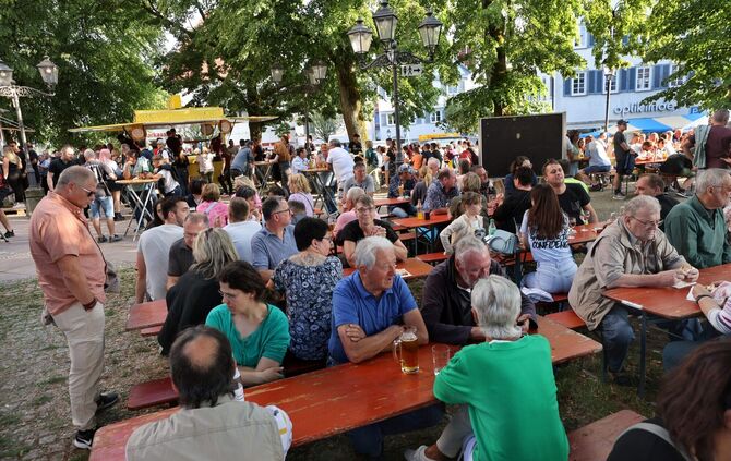 Wenn das Wetter passt, wird das Straßenfest zu einem geselligen Open-Air-Ereignis. (Archivbild)