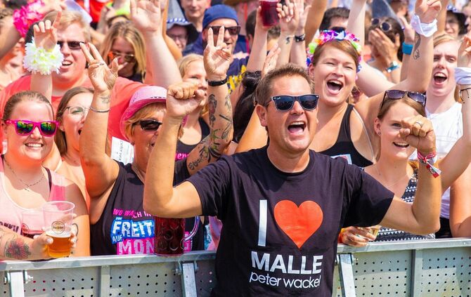 Seit fast 30 Jahren zählt er zu den bekanntesten Gesichtern der Mallorca-Szene und begeistert mit Songs wie „Scheiß drauf, Malle