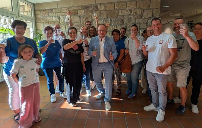 Feier im Rathaus-Foyer: Björn Riker (Bildmitte) und einige seiner Mitstreiterinnen und Mitstreiter im Förderverein Mineralfreiba