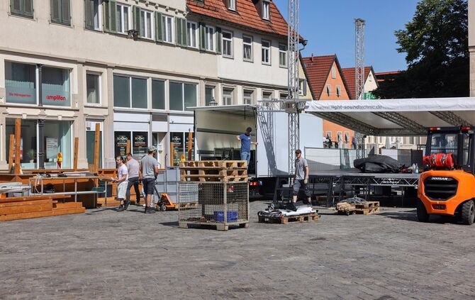 Bis Mittwochmittag waren die meisten SchoWo-Stände abgebaut, am Nachmittag die Bühne und auch das Karussell am Oberen Marktplatz