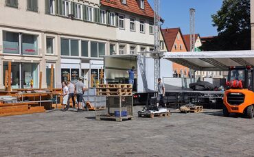 Bis Mittwochmittag waren die meisten SchoWo-Stände abgebaut, am Nachmittag die Bühne und auch das Karussell am Oberen Marktplatz