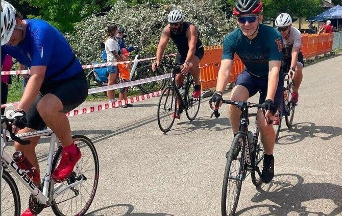 Thomas Bernlöhr (vorne rechts) trat kräftig in die Pedale für das Bürgermeister-Team beim 41. Welzheimer Triathlon.