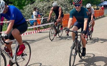 Thomas Bernlöhr (vorne rechts) trat kräftig in die Pedale für das Bürgermeister-Team beim 41. Welzheimer Triathlon.