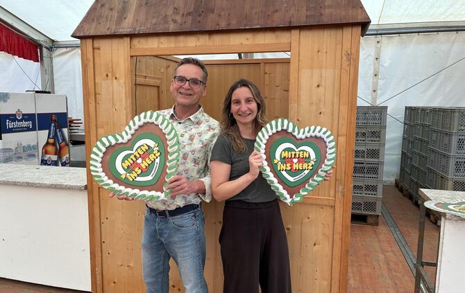 Hartmut Bay von der ARGE Plüderhäuser Festtage und Nina Förster, Redakteurin bei den Schorndorfer Nachrichten, vor der "Mini-Red