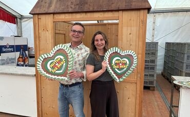 Hartmut Bay von der ARGE Plüderhäuser Festtage und Nina Förster, Redakteurin bei den Schorndorfer Nachrichten, vor der "Mini-Red