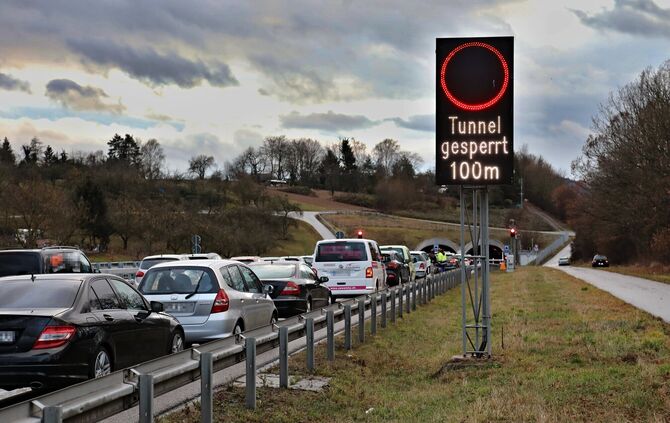 Solch Autoschlangen gibt's diesmal hoffentlich nicht, wenn der Leutenbachtunnel Ende Juli eine Nacht lang geplant gesperrt ist.