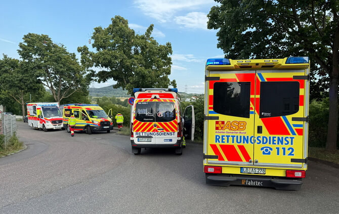 Mehrere Rettungswagen und Krankentransportwagen wurden zusammengezogen, falls tatsächlich mehr als zehn Personen betroffen sind.