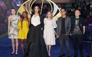 Angelina Jolie mit fünf ihrer sechs Kinder