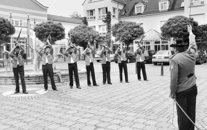 Traditionell eröffnen die Plüderhäuser Schützen die Festtage mit mehreren Salutschüssen. Früher auf dem Marktplatz, heute vor de