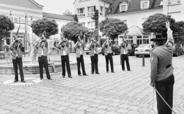 Traditionell eröffnen die Plüderhäuser Schützen die Festtage mit mehreren Salutschüssen. Früher auf dem Marktplatz, heute vor de