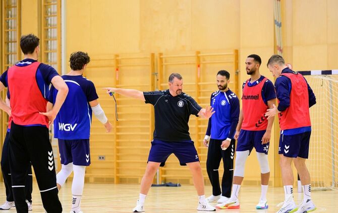 Der TVB-Trainer Misha Kaufmann (Mitte) erklärt Mohamed El-Tayar, Philipp Ahouansou und Simone Mengon (von links), wie er sich di