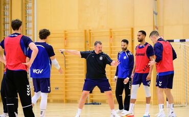 Der TVB-Trainer Misha Kaufmann (Mitte) erklärt Mohamed El-Tayar, Philipp Ahouansou und Simone Mengon (von links), wie er sich di