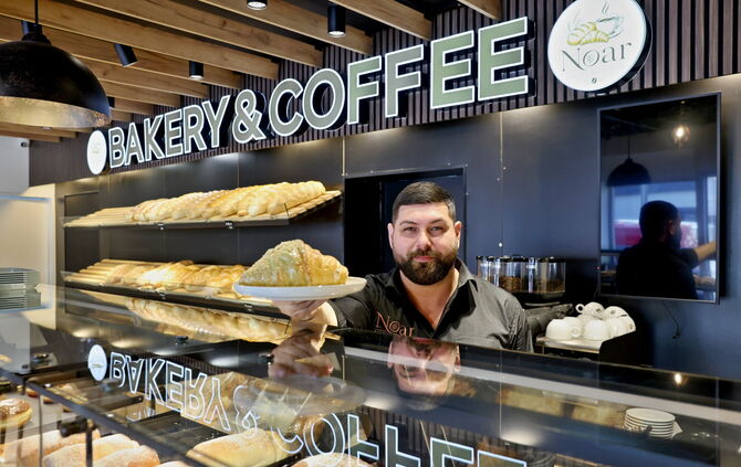 Der Inhaber Sovran Hajdari (34) an der Theke seines neuen Geschäfts in Fellbach.