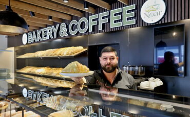 Der Inhaber Sovran Hajdari (34) an der Theke seines neuen Geschäfts in Fellbach.