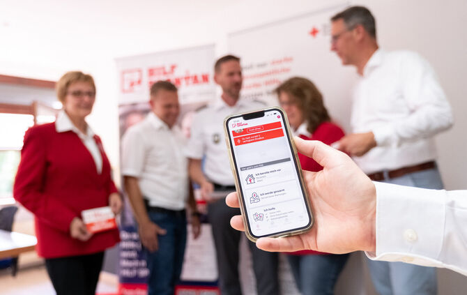 Heike Steinicke, Sven Knödler, Jan Mahne, Dr. Richard Sigel sowie Karin Gericke (von links) freuen sich über die neue App „Hilf