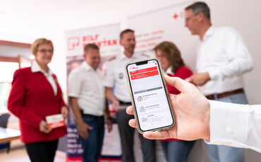 Heike Steinicke, Sven Knödler, Jan Mahne, Dr. Richard Sigel sowie Karin Gericke (von links) freuen sich über die neue App „Hilf 