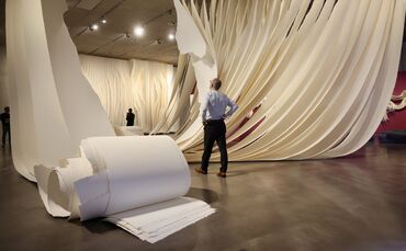 Da wird der Mensch ganz klein: Große Papierkunst in der Galerie Stihl Waiblingen.