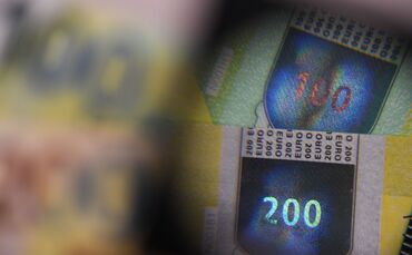 Immer wieder tüfteln Währungshüter neue Sicherheitsmerkmale aus, damit es Geldfälscher noch schwerer haben, die Scheine nachzuma