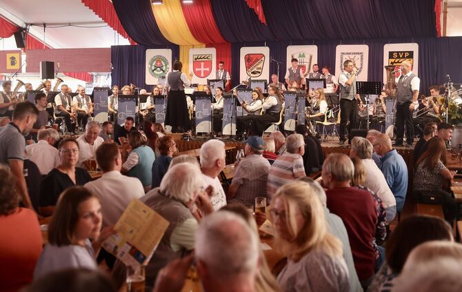 Start der Plüderhäuser Festtage mit dem Blasmusikffestival. Die Musikerinnen und Musiker des Musikvereins Pfersbach machten den