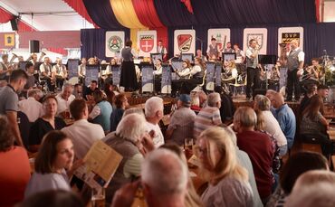 Start der Plüderhäuser Festtage mit dem Blasmusikffestival. Die Musikerinnen und Musiker des Musikvereins Pfersbach machten den 