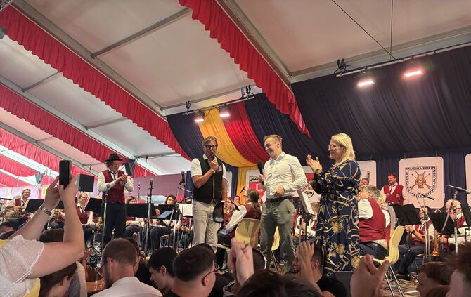 Hansy Vogt (links) verkündete im Gespräch mit Benjamin Treiber, Bürgermeister von Plüderhausen und Christina Stumpp, dass der Pl