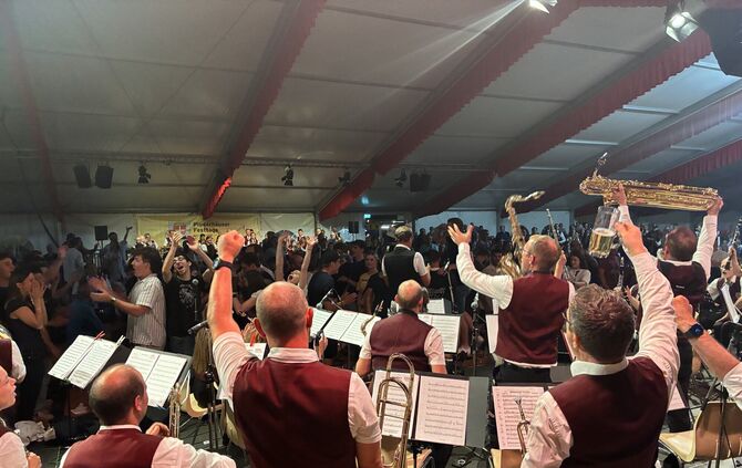 Das Blasmusikfestival endet mit einem Highlight: Im Gesamtchor spielen alle neun Musikvereine zusammen.