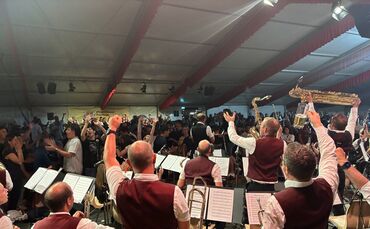 Das Blasmusikfestival endet mit einem Highlight: Im Gesamtchor spielen alle neun Musikvereine zusammen.