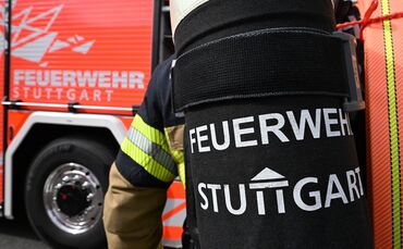 Feuerwehrleute löschen die Flammen in dem Restaurant. (Symbolbild)