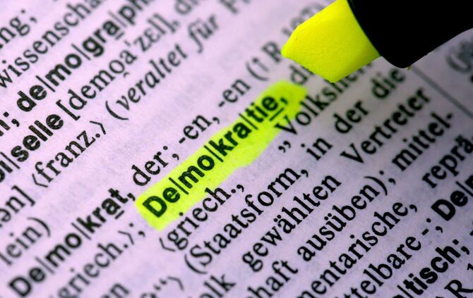 Neue Studie sieht Demokratie auf dem Rückzug
