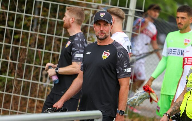 VfB-Trainer Sebastian Hoeneß beim Trainingsauftakt in Stuttgart.
