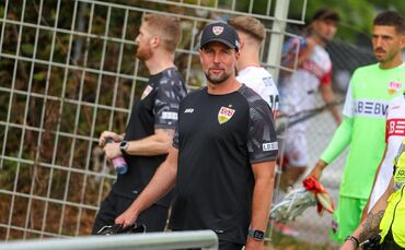 VfB-Trainer Sebastian Hoeneß beim Trainingsauftakt in Stuttgart.