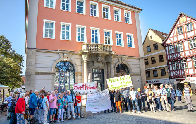 Vor der Sitzung des Gemeinderats demonstrierten Bürgerinnen und Bürger gegen die Heizzentrale.