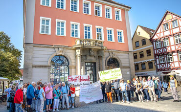 Vor der Sitzung des Gemeinderats demonstrierten Bürgerinnen und Bürger gegen die Heizzentrale.