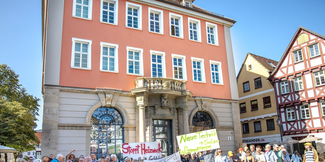 Vor der Sitzung des Gemeinderats demonstrierten Bürgerinnen und Bürger gegen die Heizzentrale.