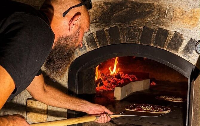 Im Ofen vom alten Backhäusle in Adelstetten kann wieder gebacken werden.