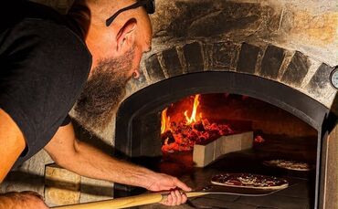 Im Ofen vom alten Backhäusle in Adelstetten kann wieder gebacken werden.