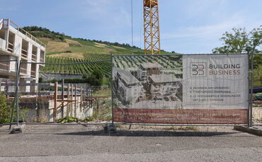 Warum tut sich scheinbar nichts auf der Baustelle von "Wohnen am Weinberg" in Korb-Kleinheppach?