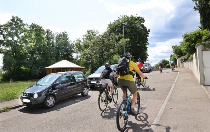 Für das Grundstück an der Ecke Brückenstraße/Bruckwiesenstraße (links) sind neue Wohnhäuser geplant. Eigentlich sollte der Aufst