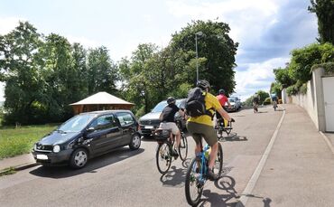 Für das Grundstück an der Ecke Brückenstraße/Bruckwiesenstraße (links) sind neue Wohnhäuser geplant. Eigentlich sollte der Aufst