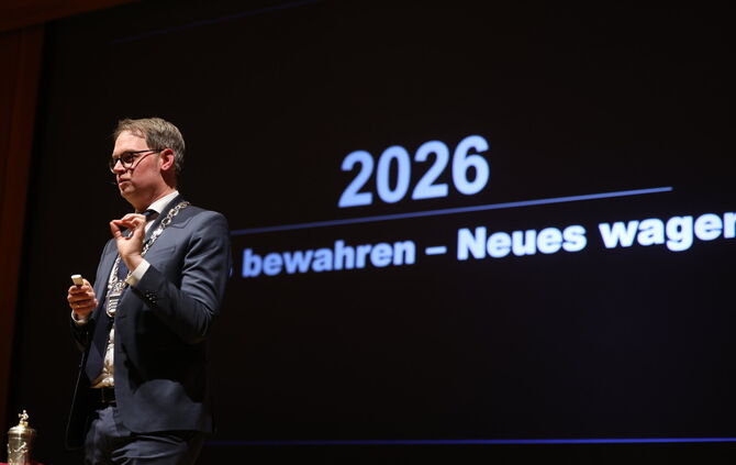 Oberbürgermeister Sebastian Wolf beim Bürgertreff: 2026 wird finanziell noch schwerer als gedacht.