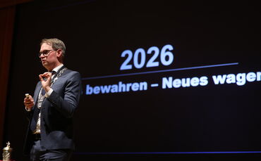 Oberbürgermeister Sebastian Wolf beim Bürgertreff: 2026 wird finanziell noch schwerer als gedacht.