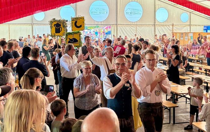 Einmarsch der festtragenden Vereine.