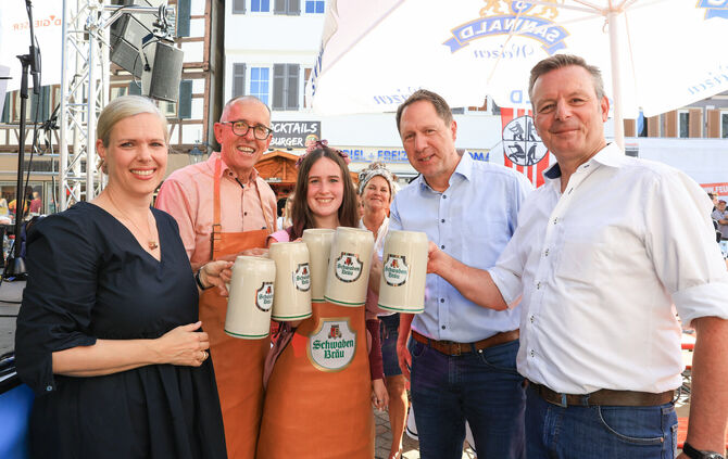 O'zapft is! Von links: Silvie Giesser-Reinhard, Hermann Giesser, Lisa Keidel (Winnender Mädle), Oberbürgermeister Hartmut Holzwa