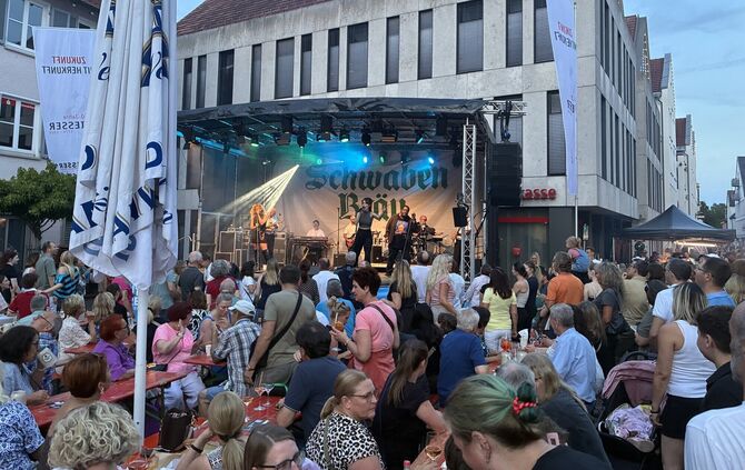 The Live Society heizt dem Marktplatz am Freitagabend ein.