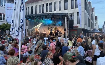 The Live Society heizt dem Marktplatz am Freitagabend ein.